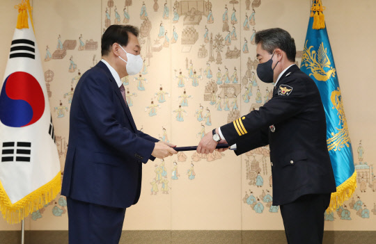 윤석열 대통령이 10일 오후 서울 용산 대통령실 청사에서 윤희근 경찰청장에게 임명장을 수여하고 있다. <대통령실통신사진기자단>